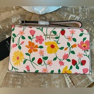 Kate Spade Lucy garden strawberry medium wristlet wallet pink 🍓
